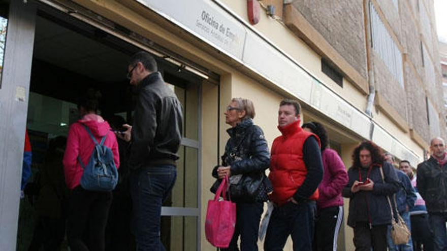 Desempleados aguardan su turno en una de las oficinas malagueñas del Servicio Andaluz de Empleo.