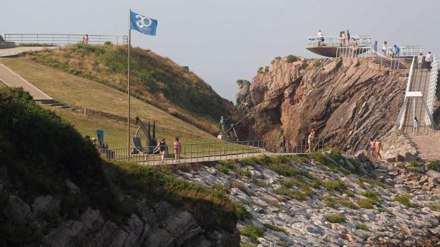 La bandera azul del 30.º aniversario del galardón, en La Peñona.