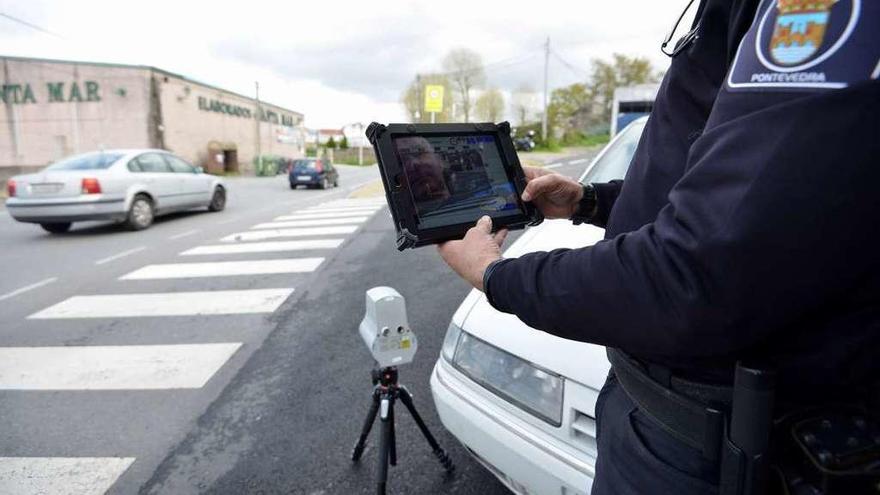 Un agente opera el nuevo radar instalado sobre un trípode ayer en la zona de Mourente. // Gustavo Santos