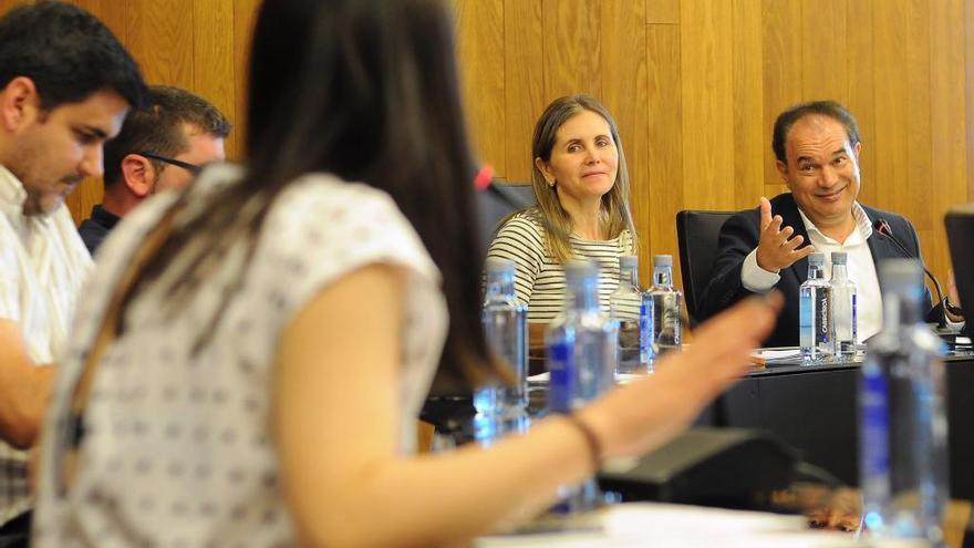 Crespo y Peña conversan en un pleno.