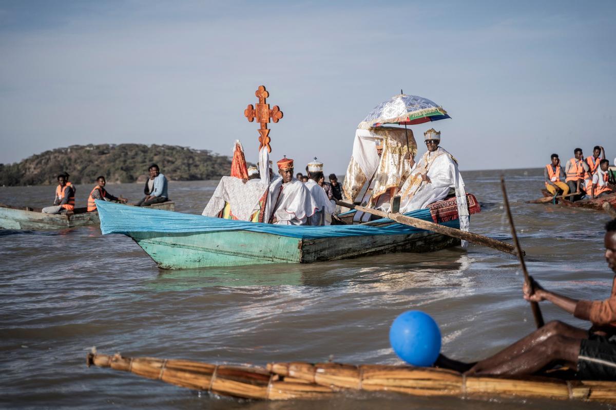 Los devotos ortodoxos etíopes asisten a una oración durante la celebración de la Epifanía de Etiopía en la orilla del lago Batu, Etiopía