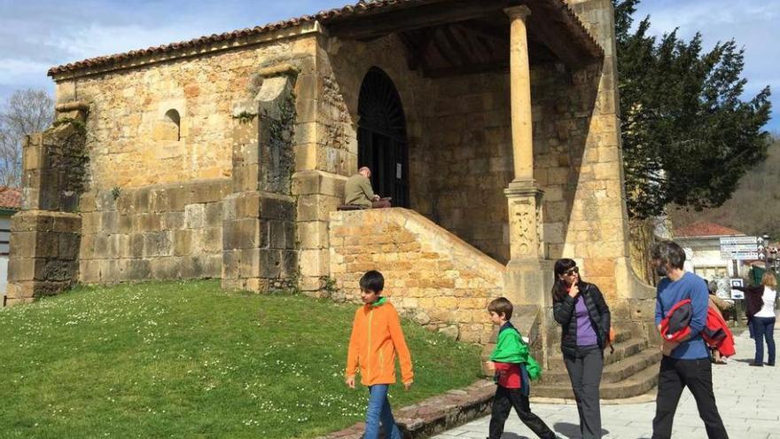 Turistas en la ermita de Santa Cruz de Cangas de Onís.