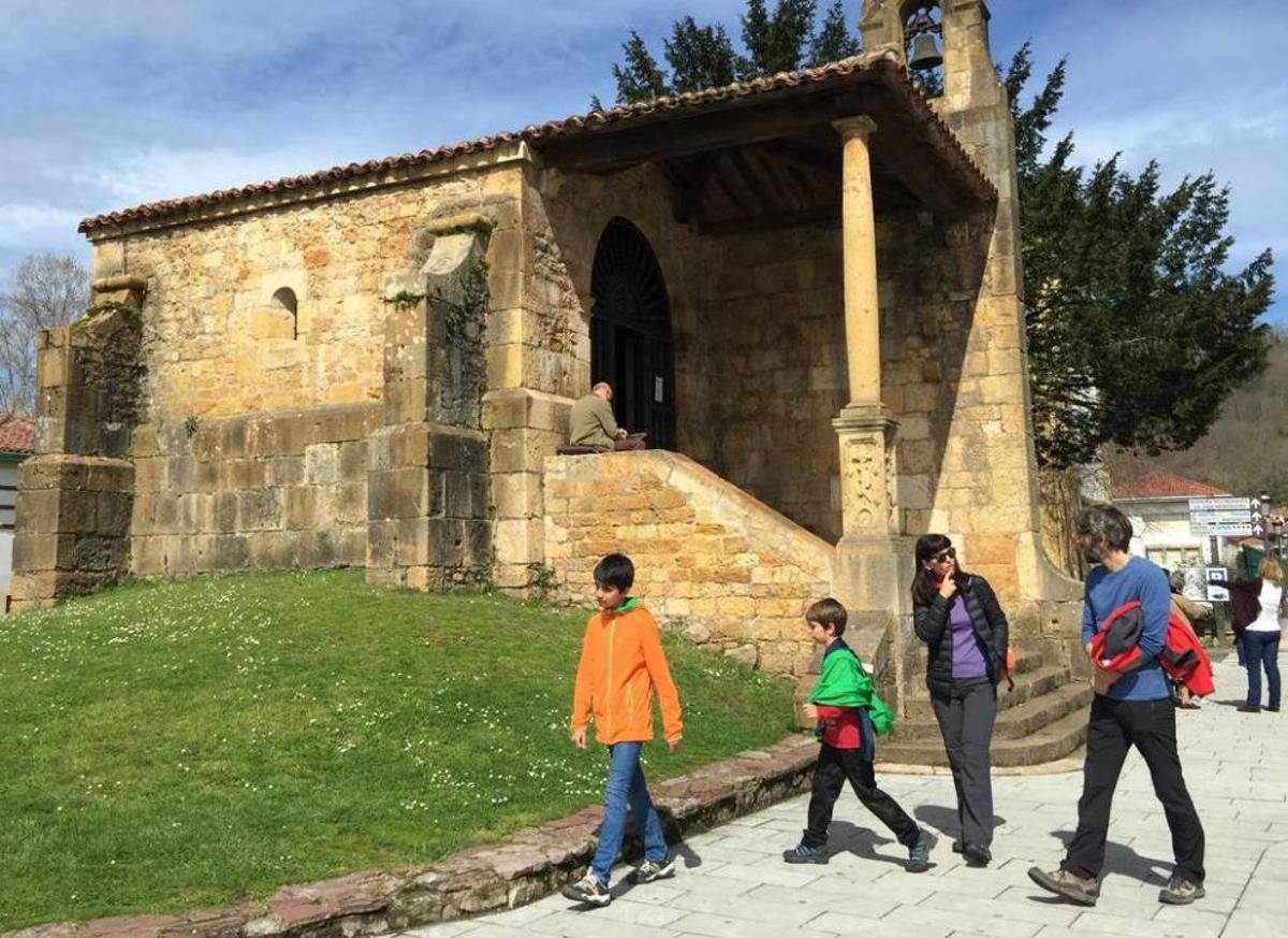 Turistas en la ermita de Santa Cruz de Cangas de Onís.