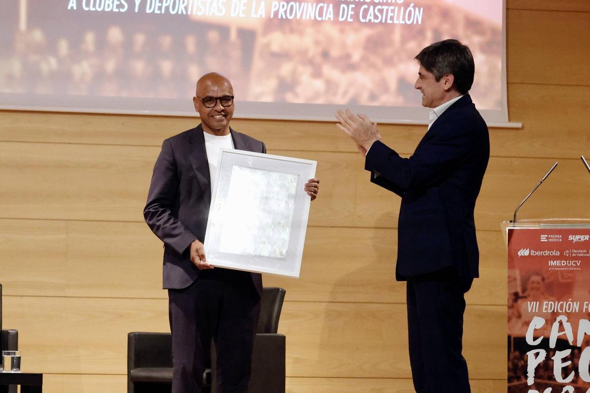 El reconocimiento al Villarreal CF lo recogió Marcos Senna, embajador de la entidad grogueta de manos de Andrés Sánchez, director general de Prensa Ibérica en la Comunitat Valenciana, Murcia y Andalucía.
