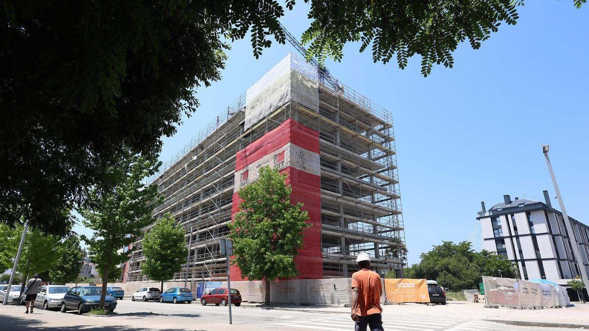 Edificio en construcción en el entorno del río Lérez.