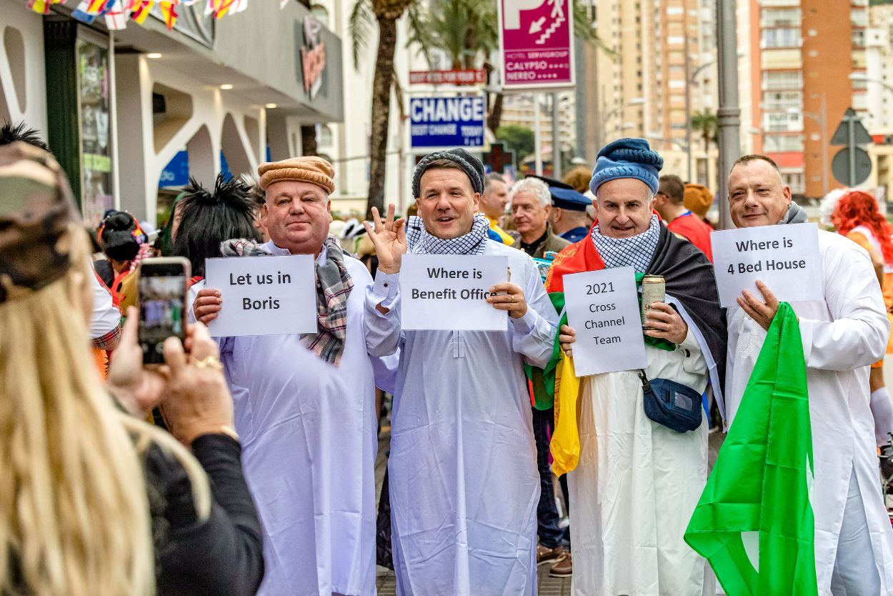 Los británicos desafían a la lluvia y celebran su "Fancy Dress Party" en Benidorm