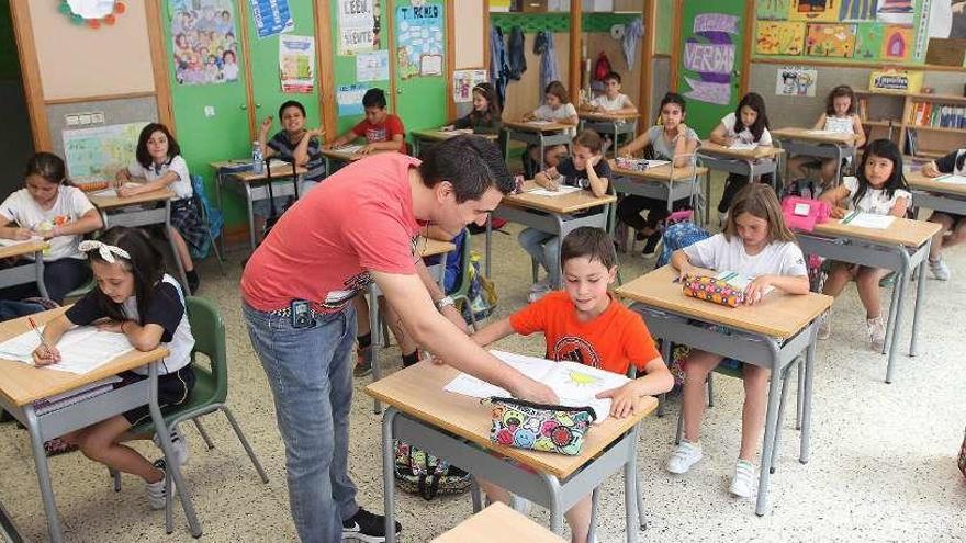 Alumnos de tercero de Primaria realizando la prueba en el colegio Santo Ángel. // Iñaki Osorio