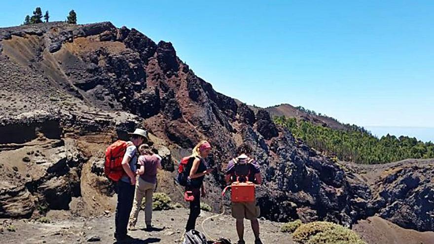 Equipos de Involcan en la cumbre de La Palma. | | E.D.