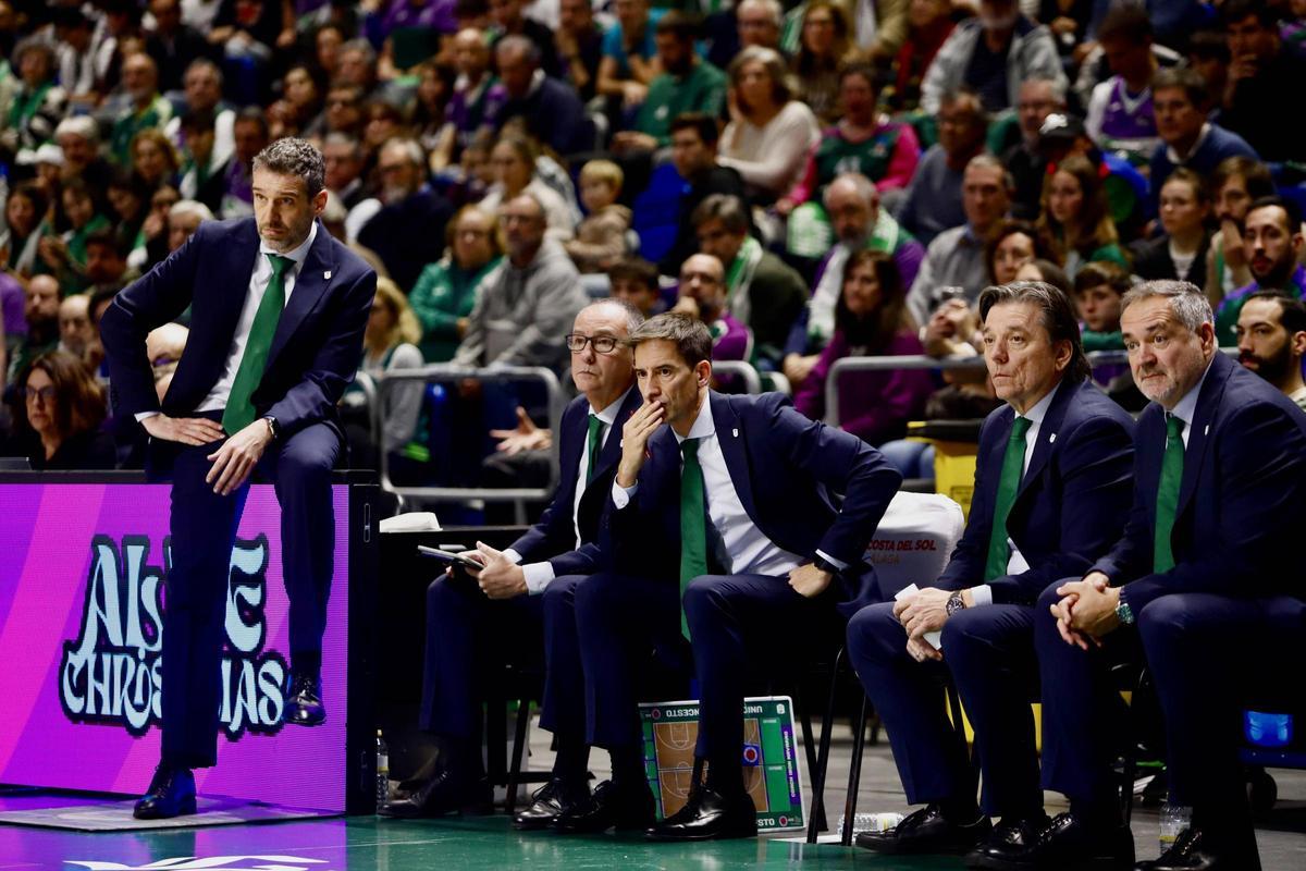 Ibon Navarro y el resto del staff, preocupados por los malos resultados del Unicaja.
