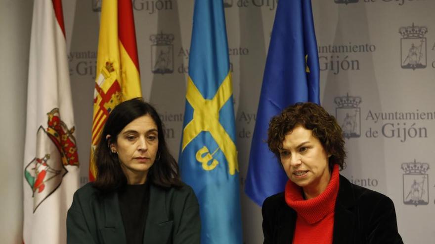 Por la izquierda, las concejalas Ana Braña y Montserrat López.