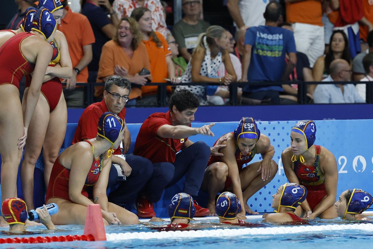 Miki Oca da instrucciones a sus jugadores durante los últimos Juegos Olímpicos de París.