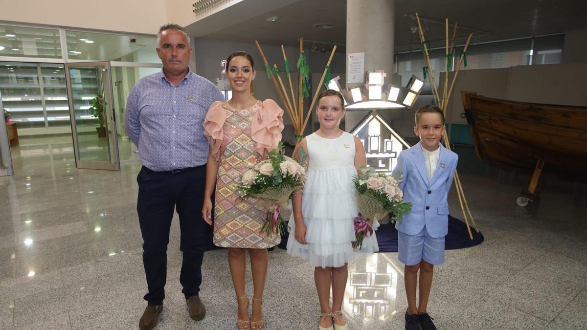 María Guzmán y Martina Valerino son las reinas de Sant Pere 2025, junto a los presidentes, Miguel Valerino y Pablo Valerino.