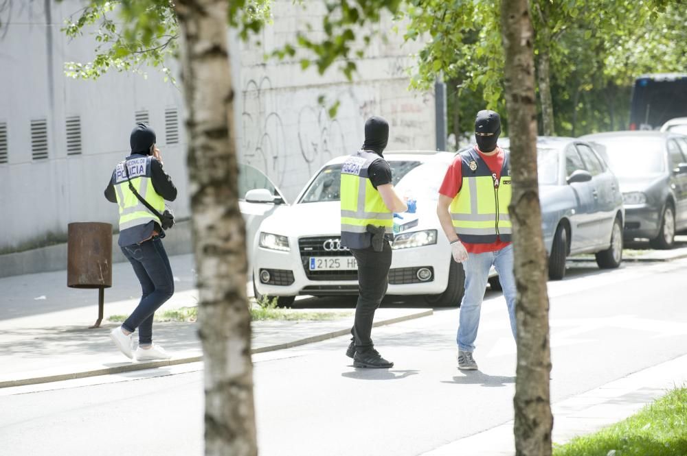 Amplio despliegue policial con varias unidades de la Policía Nacional y rastreo aéreo en helicóptero para registrar una docena de viviendas en el barrio de Monte Alto