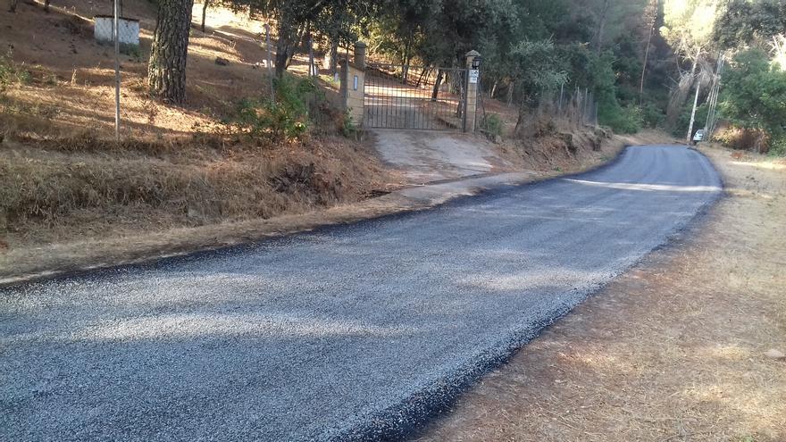 El Seprona investiga una denuncia por el asfaltado de una vía pecuaria en una parcelación de la Sierra
