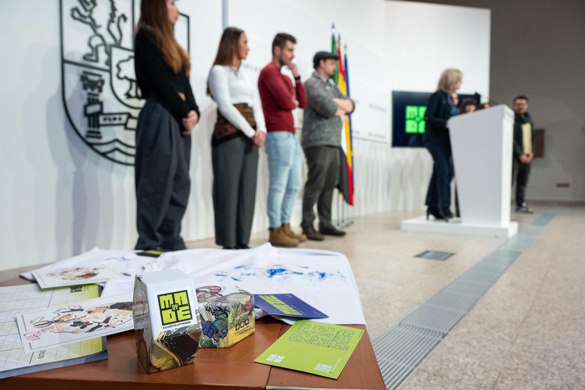 Mesa con merchandising de las marcas seleccionadas.