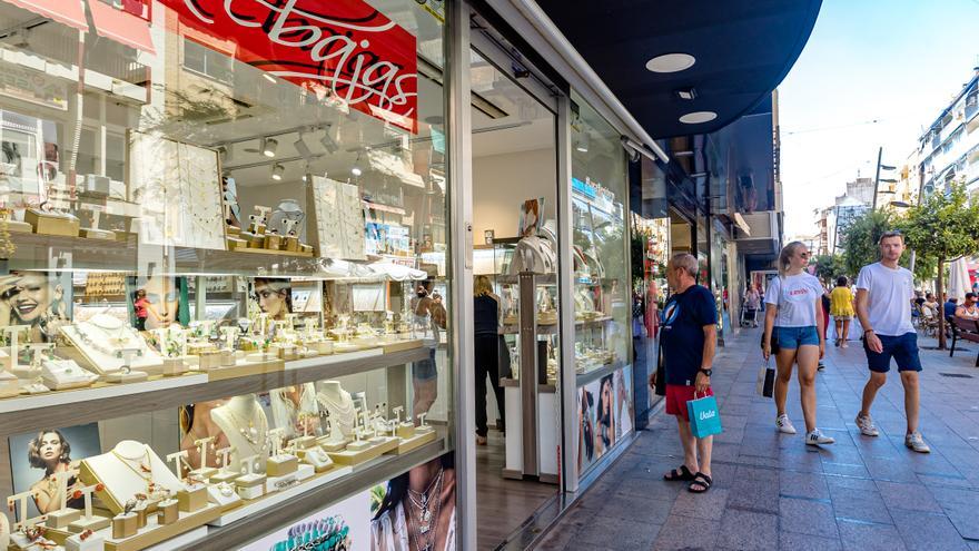 El turismo despega las ventas del comercio de Benidorm en agosto aunque sin llegar a la recuperación
