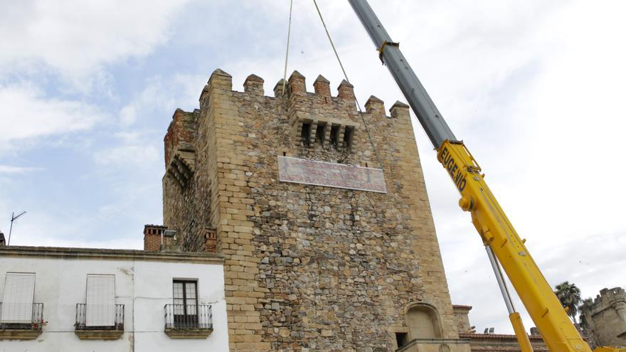 La instalación artística de la Torre de Bujaco se retira tras las críticas de los ecologistas