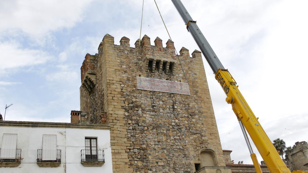 Instalación este martes en la Torre de Bujaco.