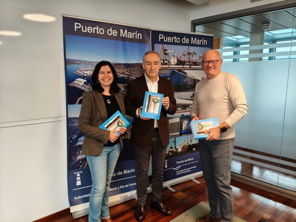 Enrique Abati (a la derecha), junto al presidente de la Autoridade Portuaria de Marín e Ría de Pontevedra, José Benito Suárez Costa, y la coautora del libro, María Eyo.