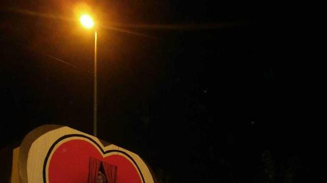 A la izquierda, la carroza del "Un, dos, tres" del Morru. A la derecha, el poblado amish de Porrúa.