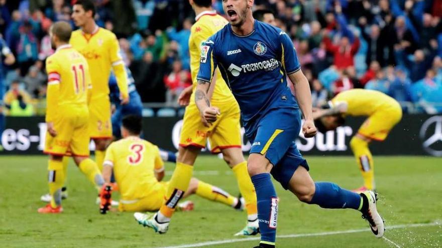 Álvaro Vázquez celebra el gol de su compañero Stefan que dio el empate al Getafe.