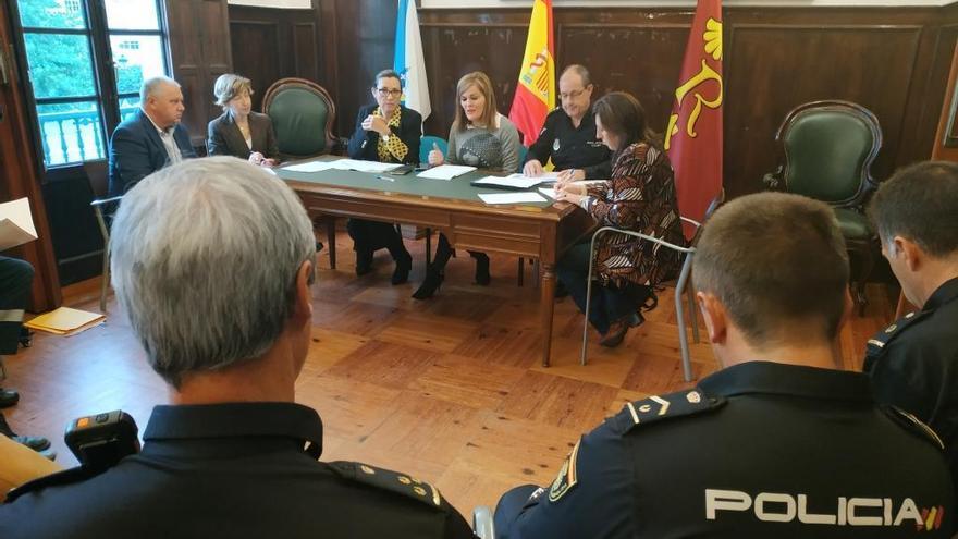 La subdelegada del Gobierno, Maica Larriba, y la alcaldesa, Digna Rivas, esta mañana durante la Junta Local de Seguridad. / FdV