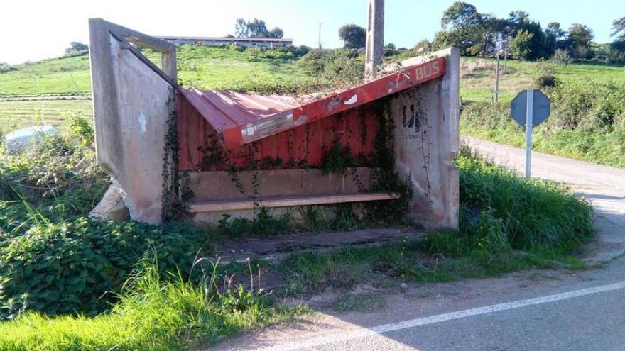 Los vecinos de Arlós piden soluciones para la vieja marquesina