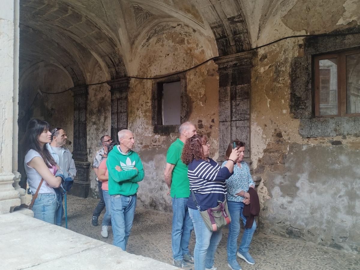 Así fue la visita guiada al monasterio de Cornellana, en Salas