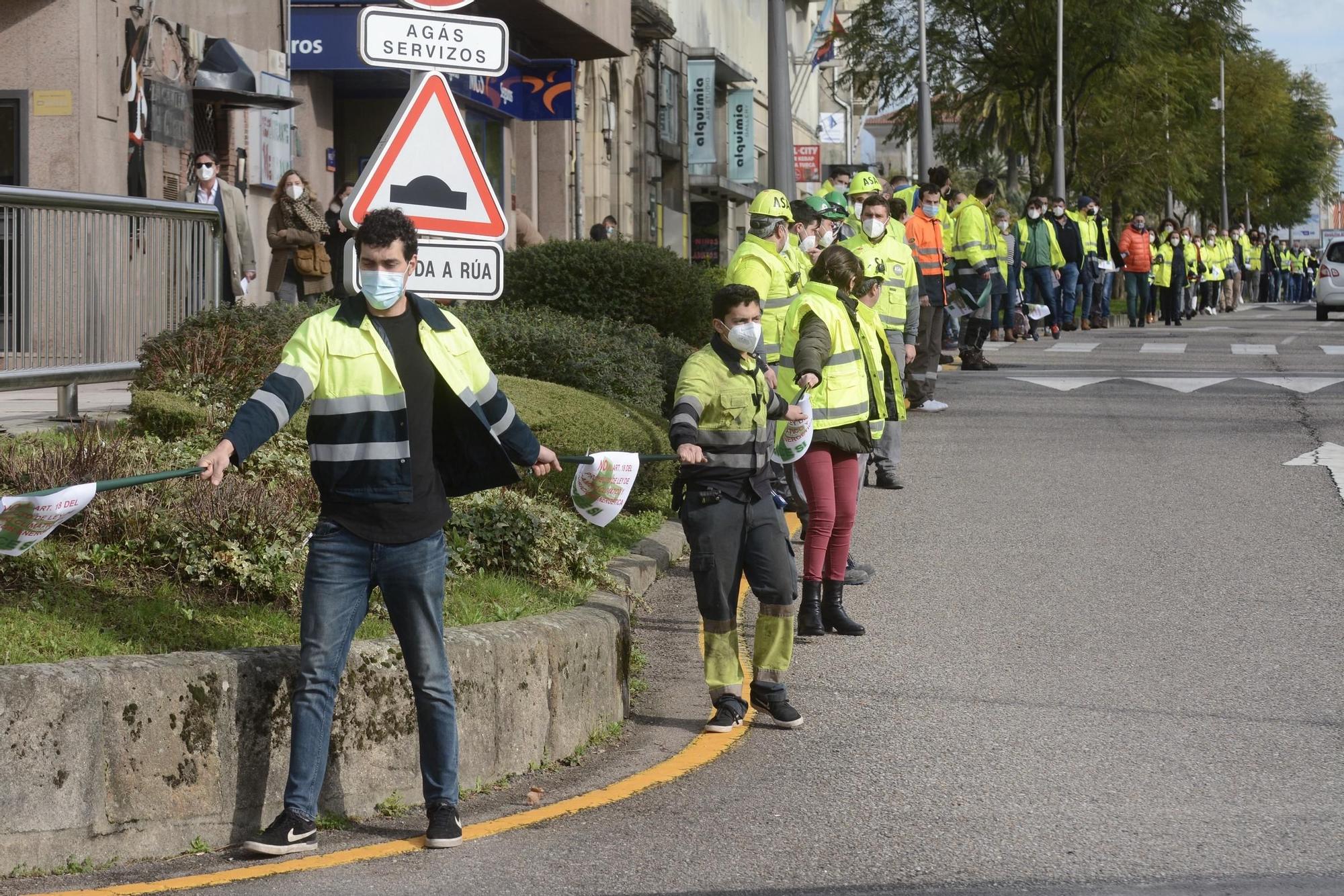 Manifestación con cadena humana de los trabajadores de ENCE
