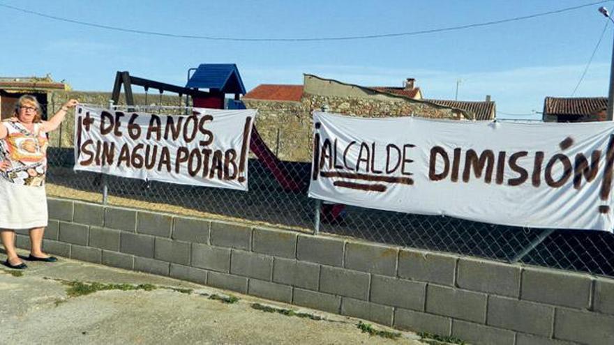 Pancartas alusivas a la situación que atraviesa el pueblo donde se pie la dimisión del alcalde, Pedro Domínguez.