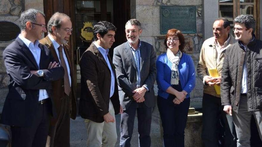 Miguel Alves (3º izq.), al lado Domínguez Freitas, junto con concejales y vareadores.  // E. G.