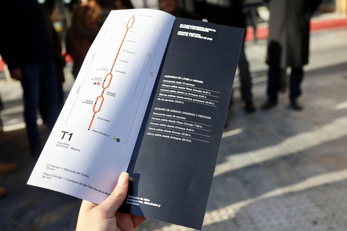 Panfleto informativo con los horarios y paradas del tranvibús.