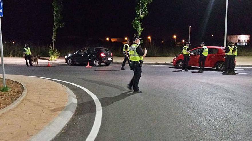 Los policías, durante el control en la entrada de Campos.