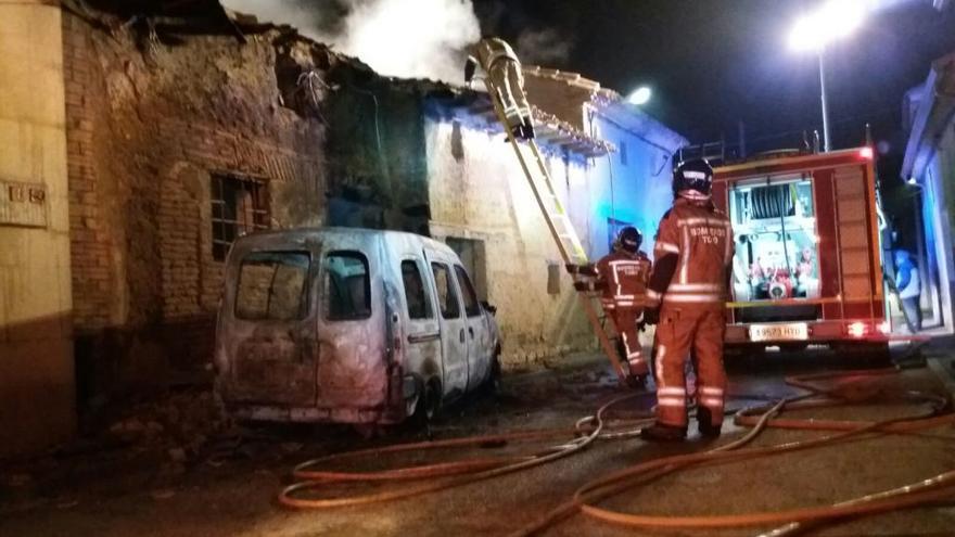 Un incendio calcina un vehículo y se propaga a dos viviendas deshabitadas en Villavendimio