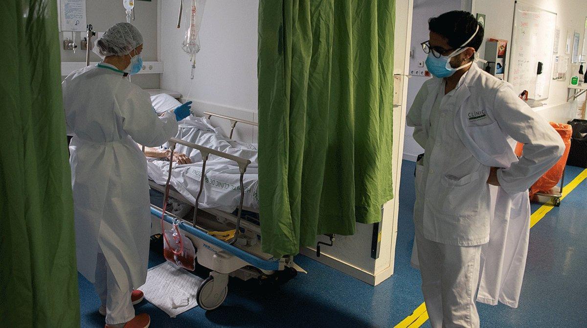 Una médica atiende a un paciente con covid-19 en las urgencias del Hospital Clínic de Barcelona, el 8 de abril.