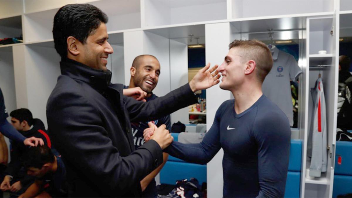 Nasser Al-Khelaifi y Marco Verratti se saludan en el vestuario del PSG tras el partido de Champions contra el Barça (4-0)