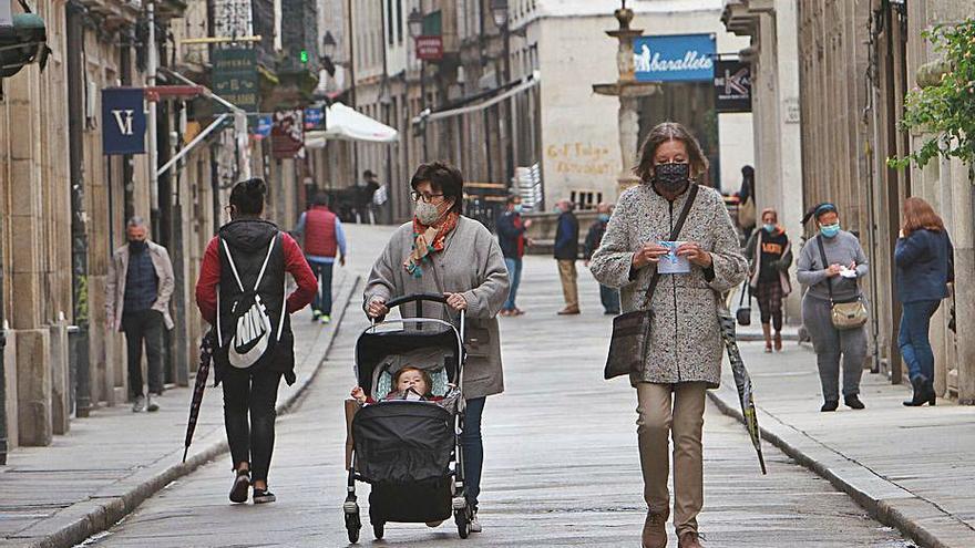 Vecinos de la capital por la calle Santo Domingo en Ourense.   | // I. O.