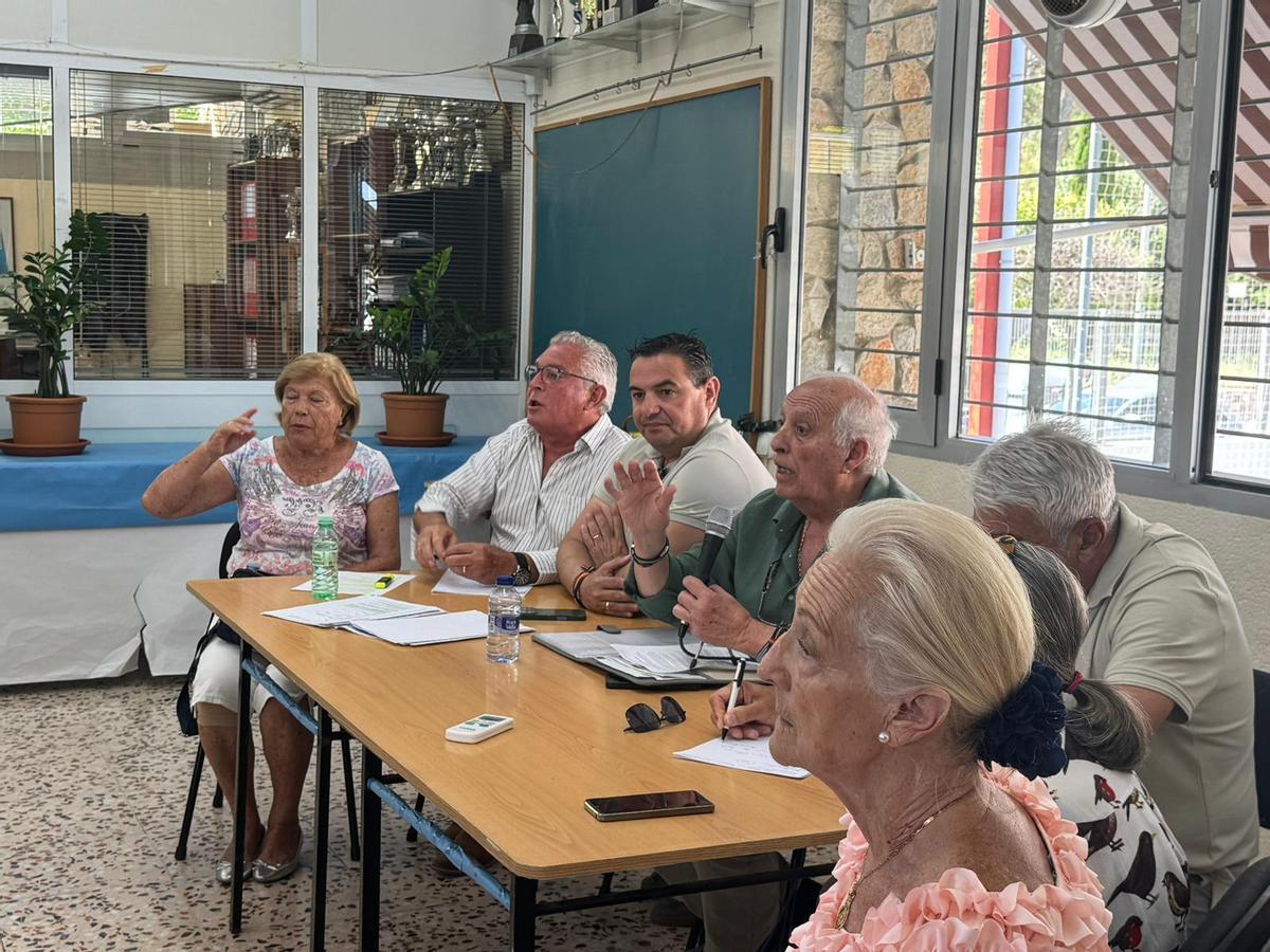 Olivares junto a representantes de la asociación de vecinos Playa Blanca.