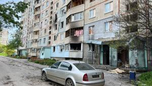 Desolación en una calle de la ciudad de Járkov, tras los ataques del Ejército ruso.