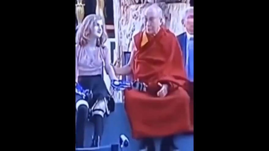 Sale a la luz otro vídeo del Dalai Lama acariciando a una niña