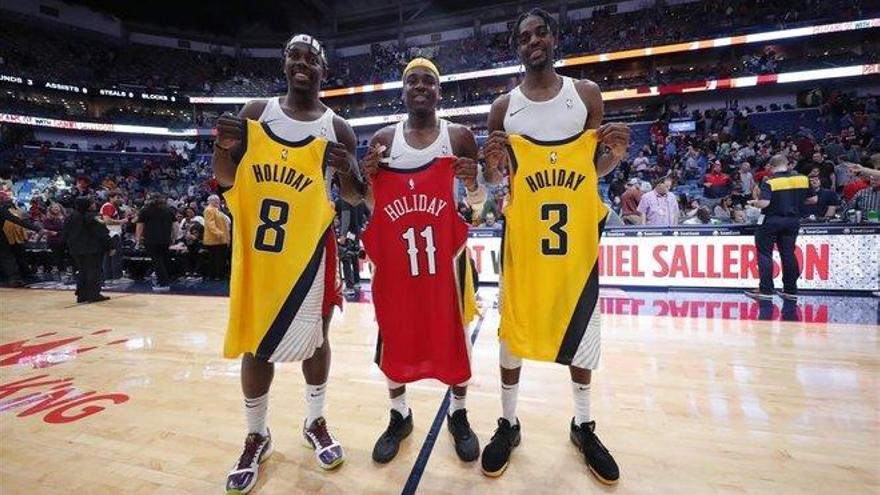 Los Holiday, tres hermanos juntos en pista por primera vez en la NBA
