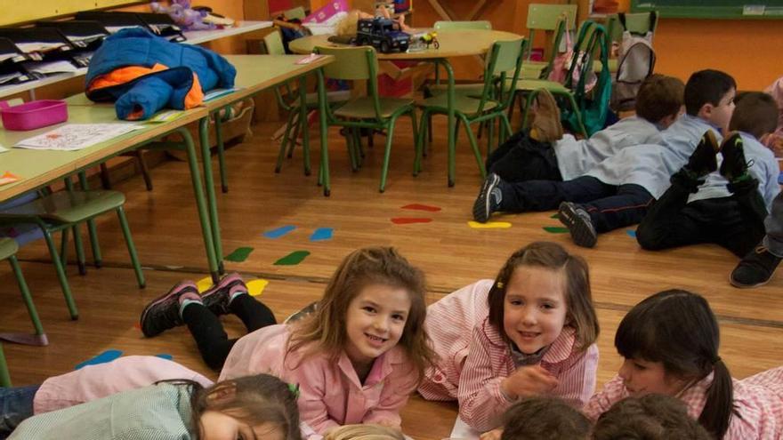 Un grupo de escolares colorea dibujos de &quot;princesas guerreras&quot;.