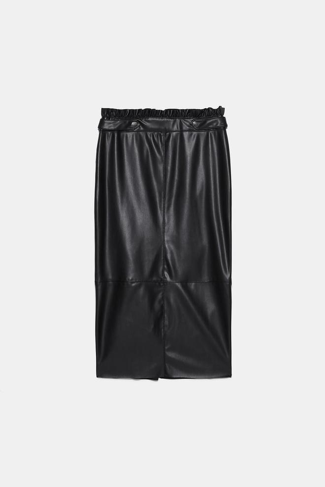 Falda de tubo fruncida en color negro y diseñada en tejido efecto piel que forma parte del catálogo de rebajas de Zara