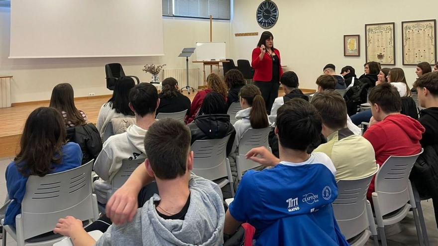 Amelia Tiganus ofreció una charla que captó la atención del alumnado del IES Rodanas.  | SERVICIO ESPECIAL