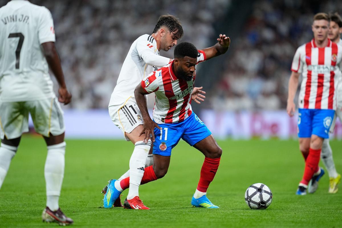 Raul Asencio of Real Madrid CF and Thomas Lemar of Girona FC compete for the ball during the Spanish League, LaLiga EA Sports, football match played between Real Madrid and Girona FC at Bernabeu stadium on April 10, 2026, in Madrid, Spain. AFP7 10/04/2026 ONLY FOR USE IN SPAIN. Dennis Agyeman / AFP7 / Europa Press;2026;SOCCER;SPAIN;SPORT;ZSOCCER;ZSPORT;Real Madrid v Girona FC - LaLiga EA Sports;