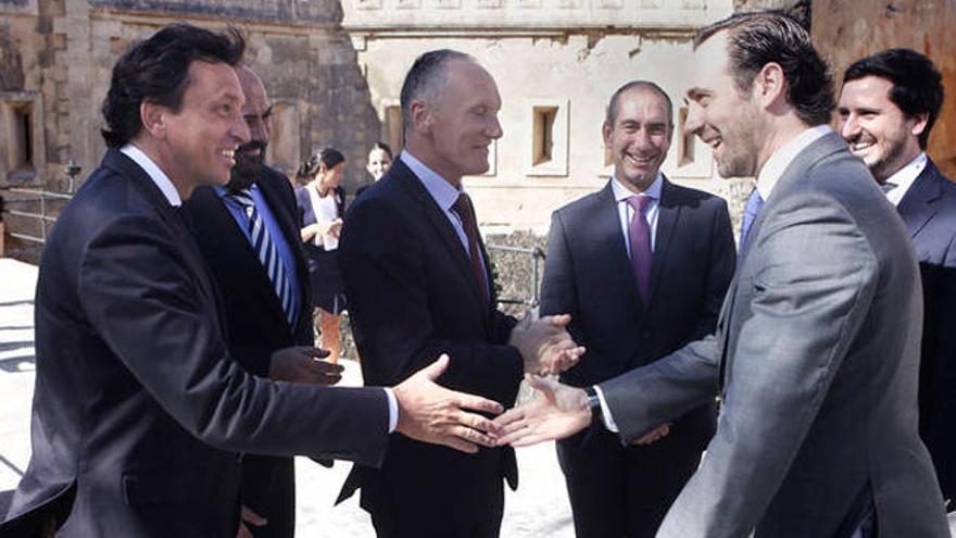 Isern y Bauzá se saludan en el acto de ses Fontanellas de ayer de forma correcta. Después del apretón de manos reinó la frialdad.