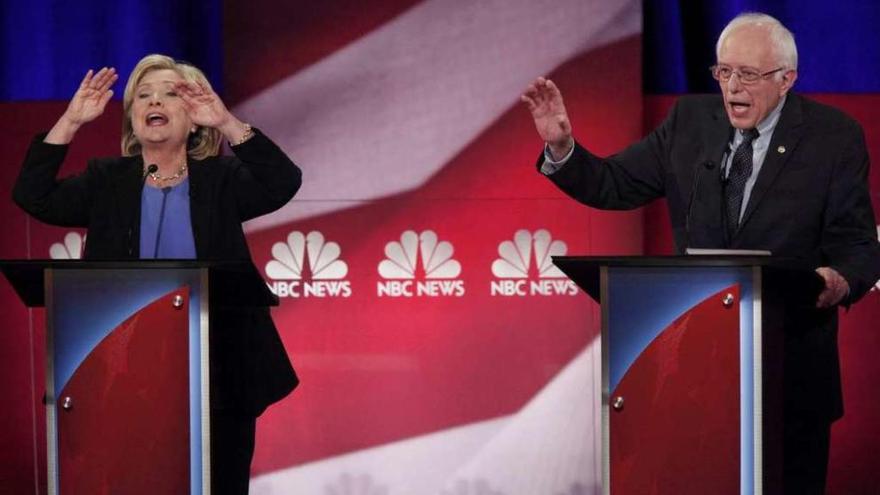 Clinton y Sanders, en uno de los momentos &quot;calientes&quot; de su último debate antes de los &quot;caucus&quot; de Iowa. // Reuters