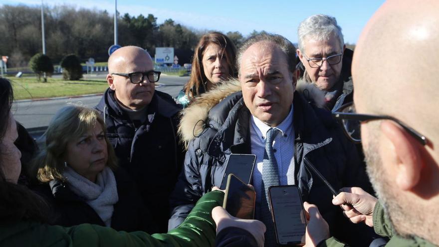 Crespo, en un acto por la autopista, con senadores, en la campaña de las gallegas.