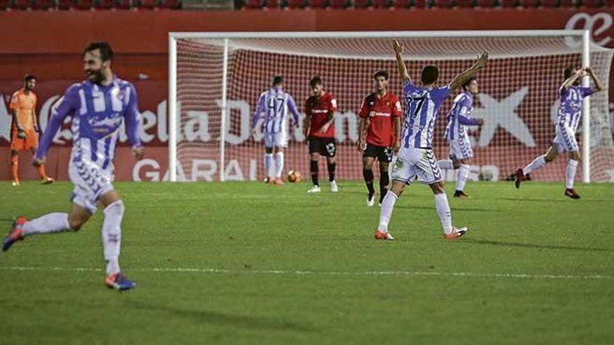 Los jugadores del Valladolid celebran uno de los tres goles al Mallorca en Son Moix, el 4 de diciembre.