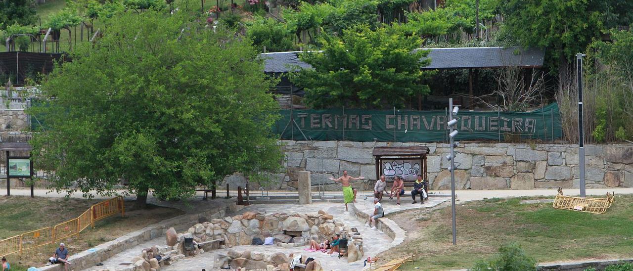 Al fondo, vista de la antigua terma calcinada de A Chavasqueira. El templete en litigio, a la derecha tras la maleza.   | // IÑAKI OSORIO